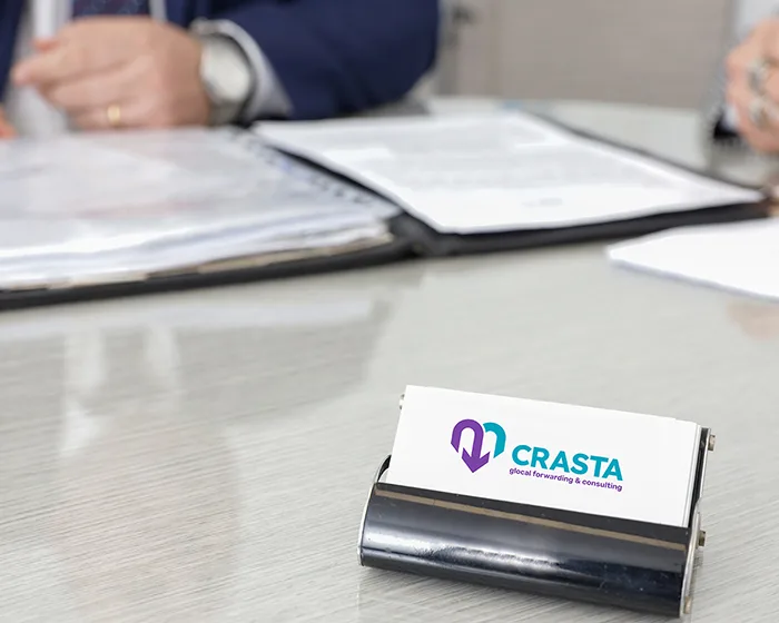 Biglietti da visita Crasta su un tavolo riunioni