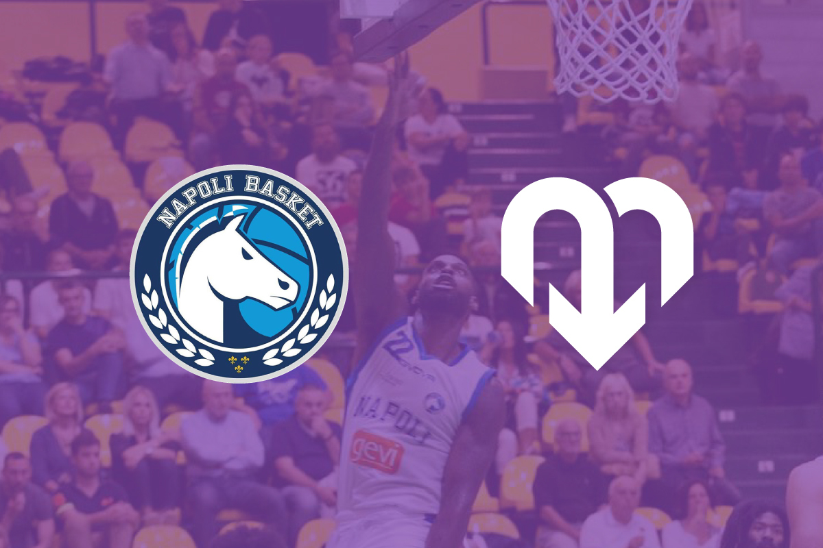I marchi Napoli Basket e Crasta sopra una foto di partita